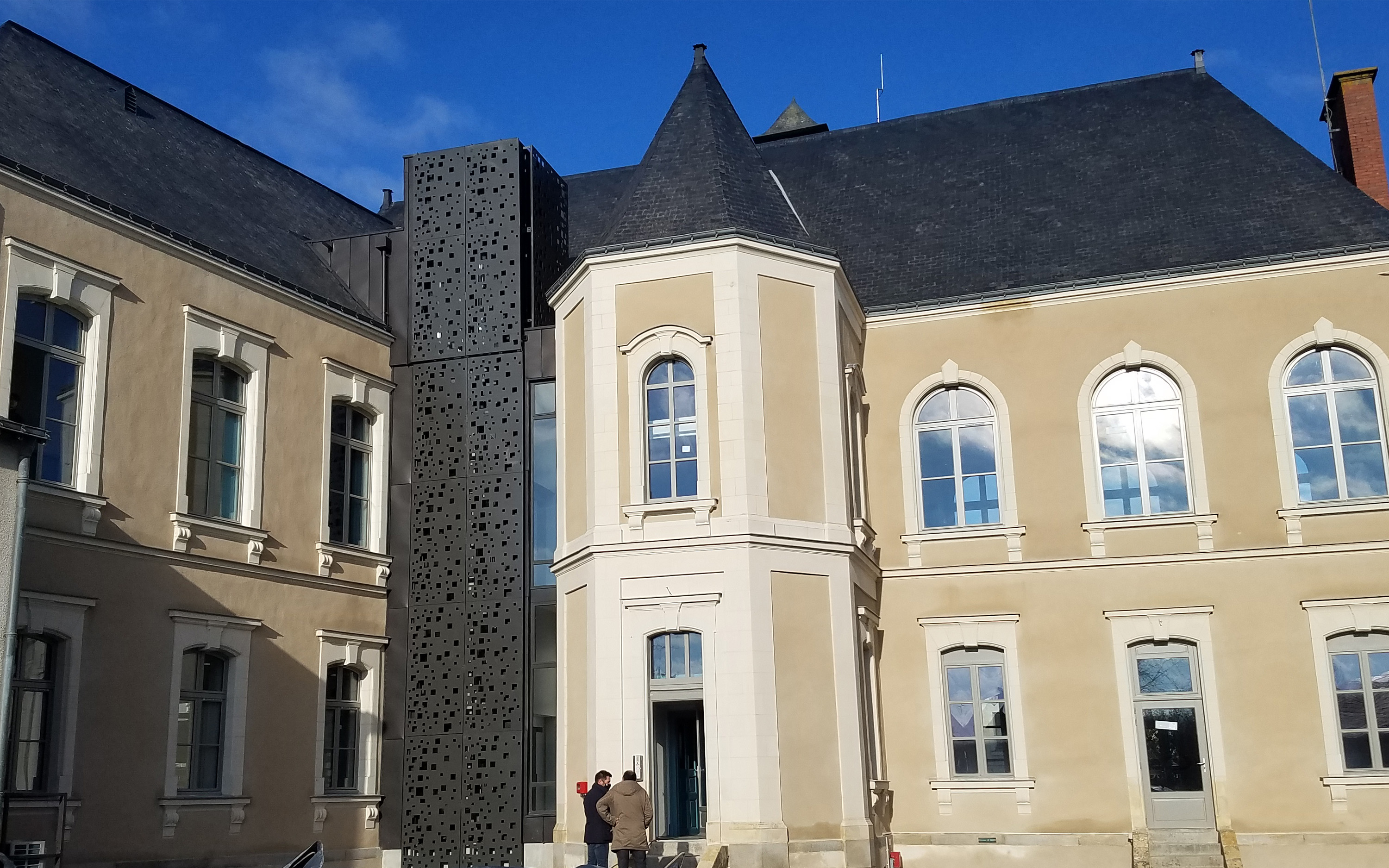 Façade arrière et ascenseur - Mairie de Tiercé RO.ME ARCHITECTES